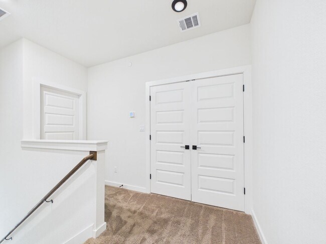 Building Photo - Great Townhouse with private yard