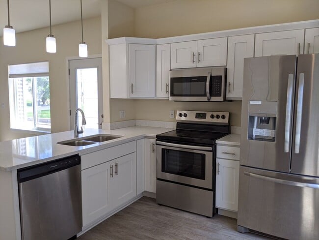 Building Photo - 1325 Bunker Hill Dr