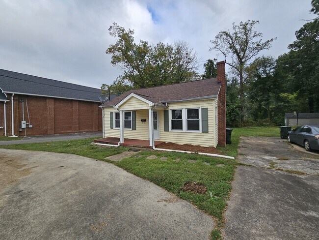 Building Photo - 808 E Main St