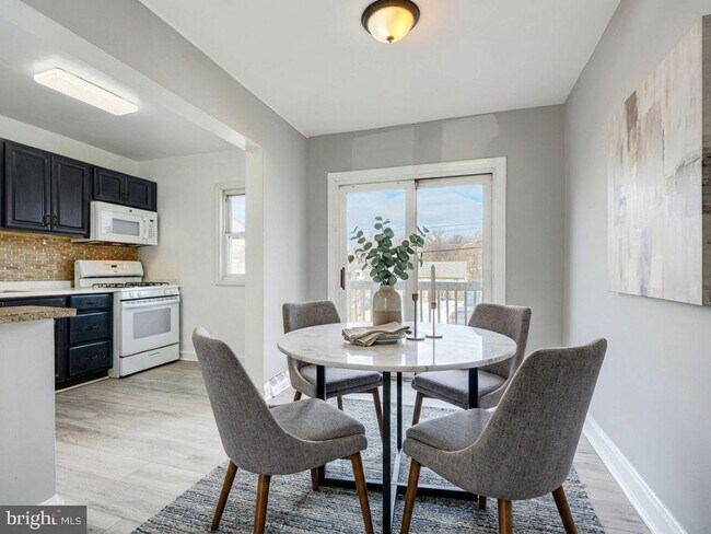 Building Photo - 165 Hampshire Rd