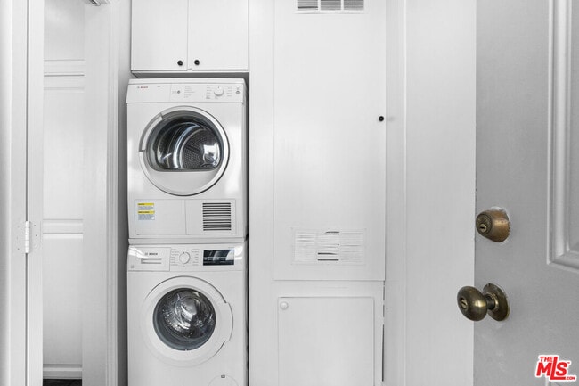 Building Photo - 8643 Clifton Way