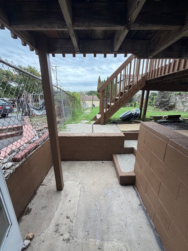 Building Photo - 402 Douglass St