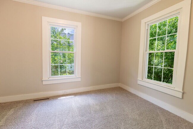 Building Photo - Recently Updated and Move-In Ready!