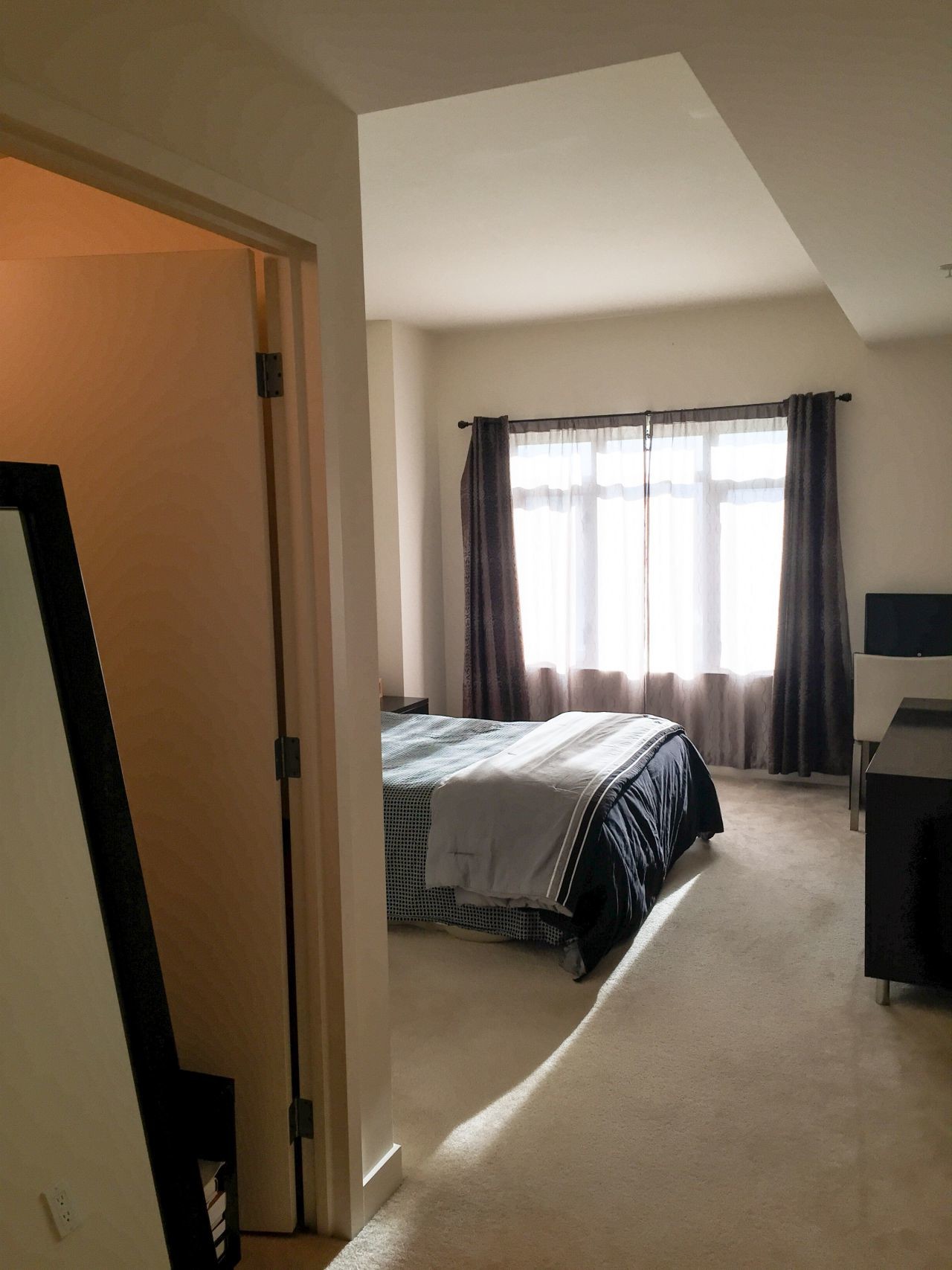 Bedroom - 175 W St James St
