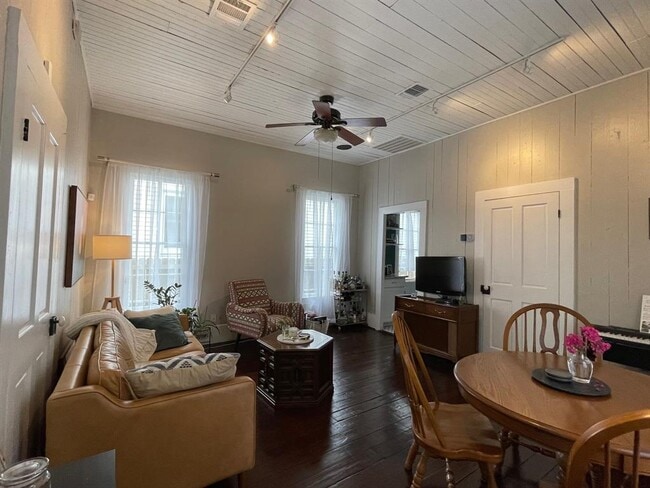 Building Photo - 2011 Decatur St