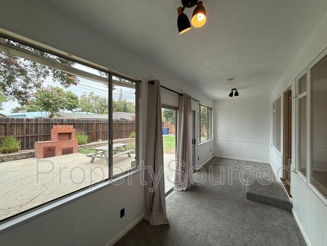 Building Photo - 1537 Maplewood Dr