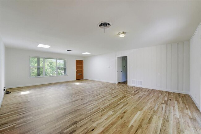 Building Photo - 4804 Menchaca Rd