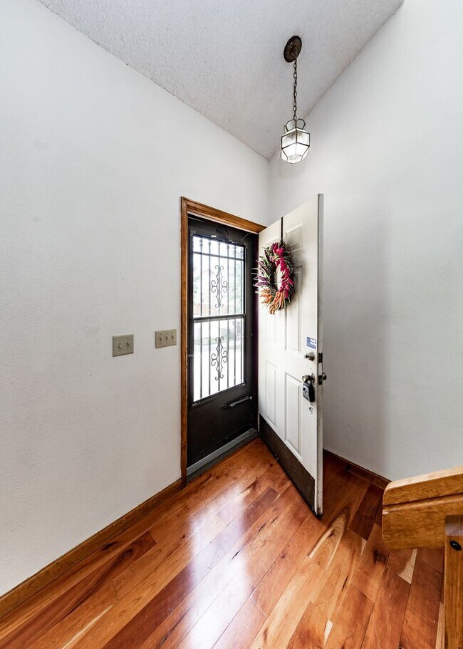 Building Photo - Westside Home in Mt Shadows in D20