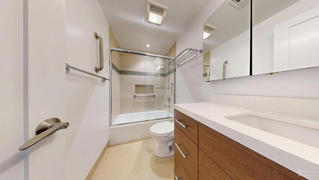 Building Photo - Charming, Renovated 3BR + Sunroom / 3.5 BA...