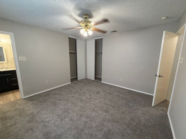 Building Photo - SINGLE STORY 3 BEDROOM HOME IN NORTHWEST C...