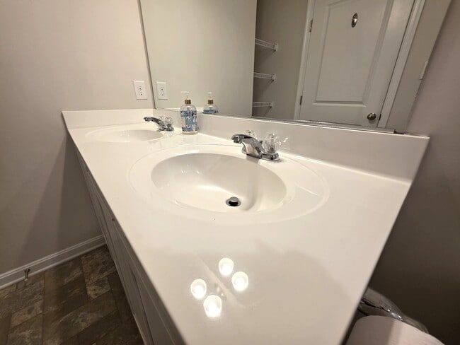 Building Photo - 426 Creekbed Cir