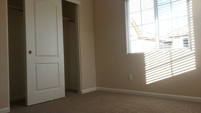 Building Photo - Beautiful 3 bedroom 2.5 bathroom home for rent in Lincoln!