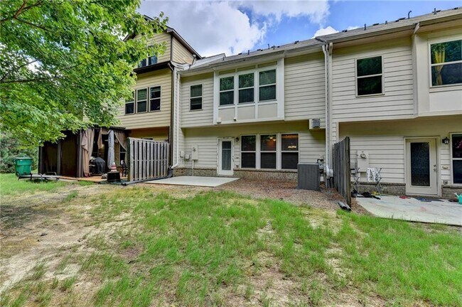 Building Photo - 2152 Greencrest Cir