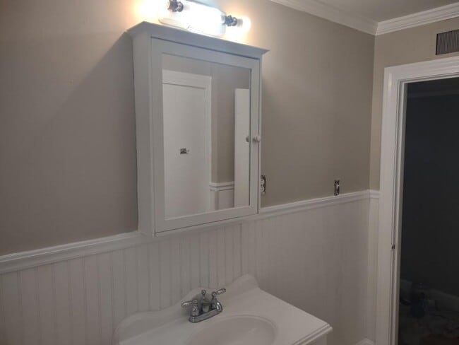 Building Photo - 2 miles from the University of Alabama (4 ...
