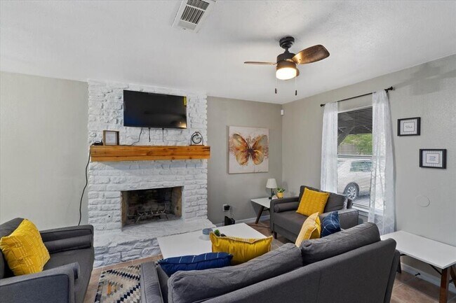 Building Photo - 200 Laurel Dr