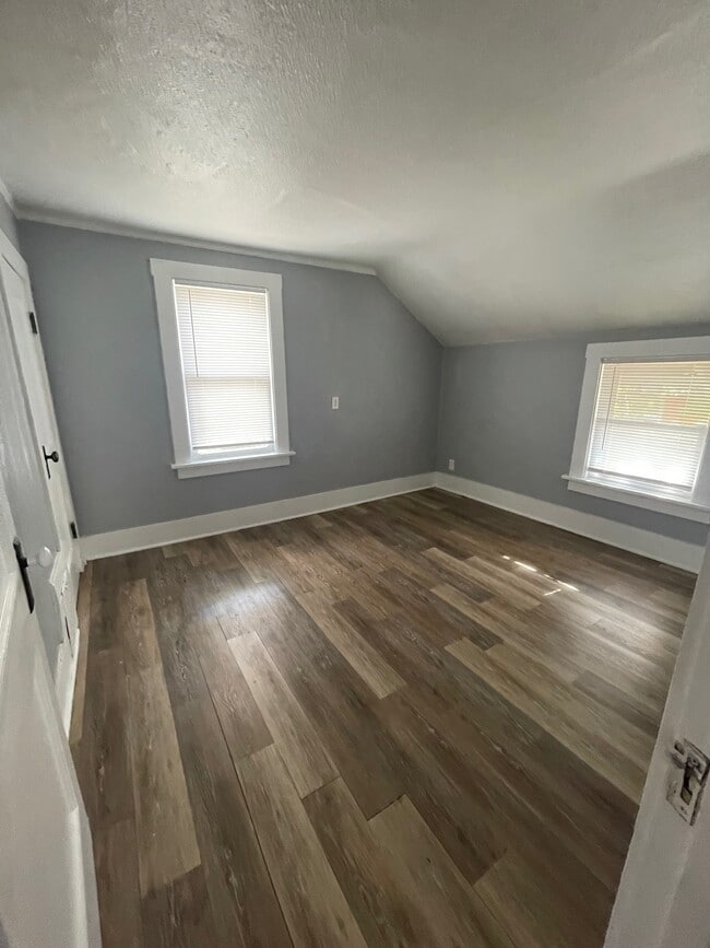 Building Photo - 1337 Nelson Ave