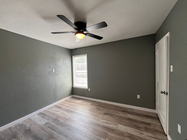 Building Photo - 3 BEDROOM 2 BATH WITH BACK APARTMENT
