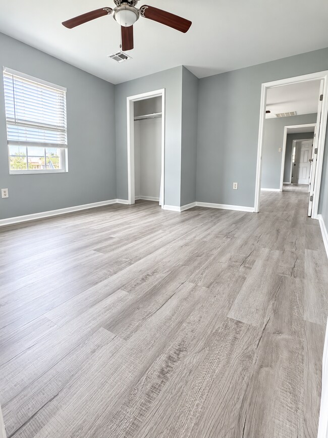 Building Photo - 5130 Oak Dr