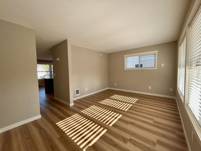 Building Photo - New Holly Townhouse