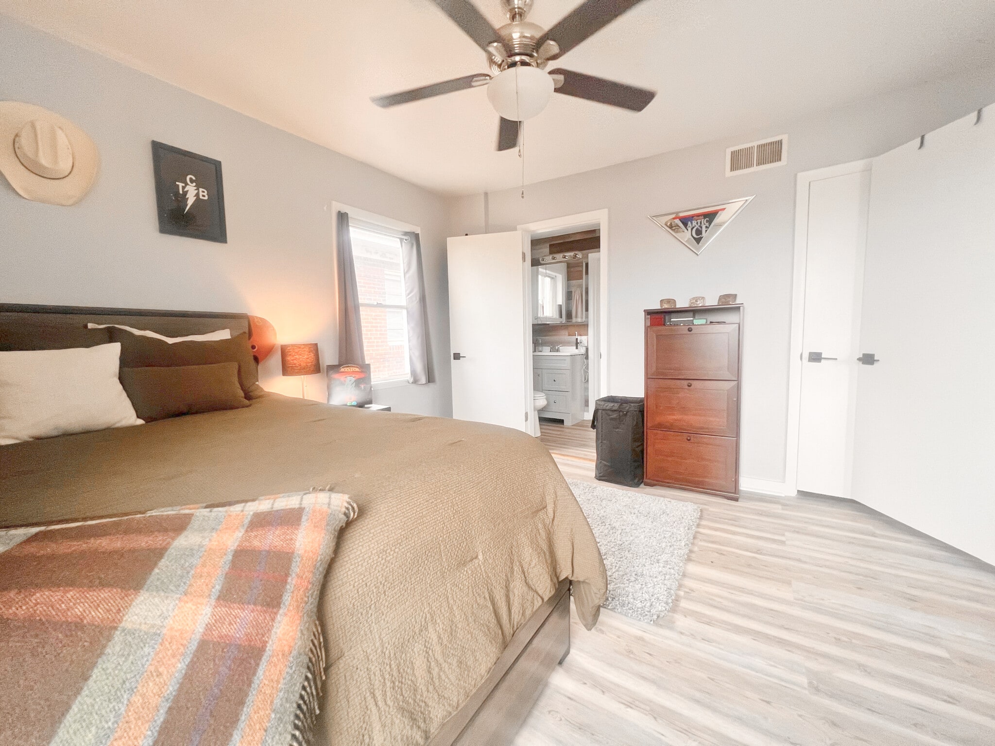 Building Photo - 5737 Hobart St