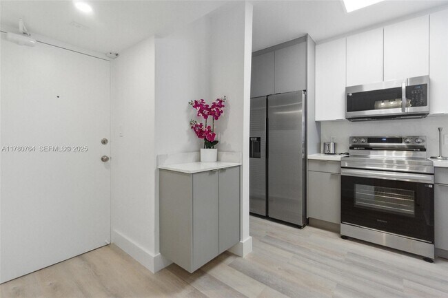 Building Photo - 100 Lincoln Rd