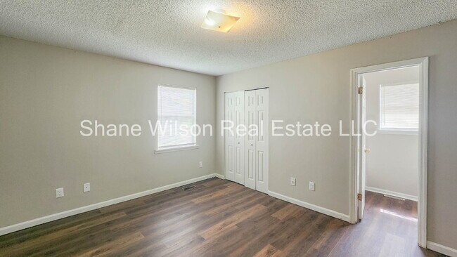 Building Photo - Cute Townhouse Available!