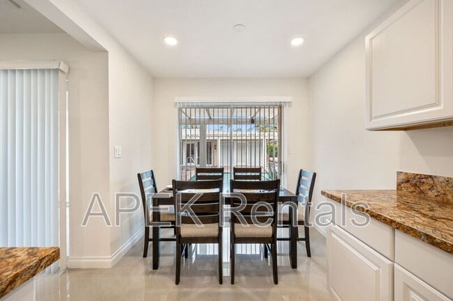 Building Photo - 1425 Vía Soledad