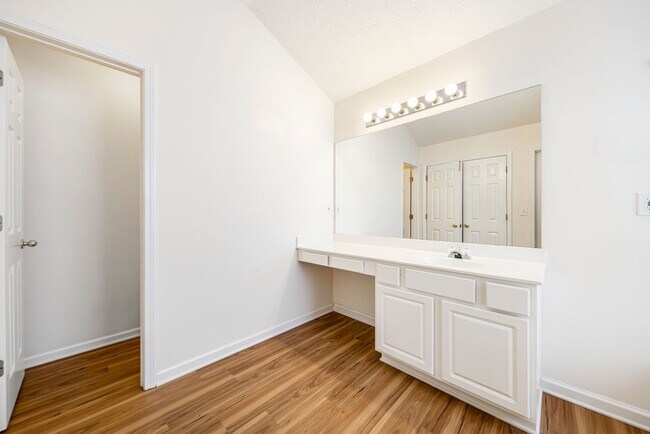 Building Photo - 740 Clairidge Ln SW