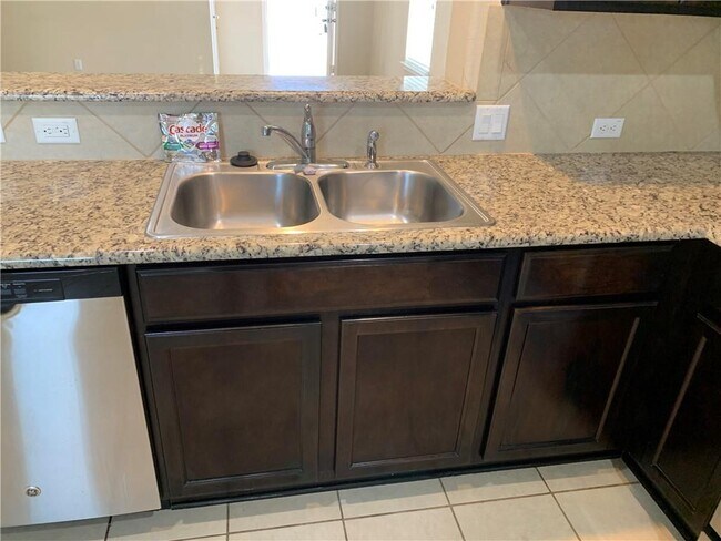Building Photo - 352 Langely