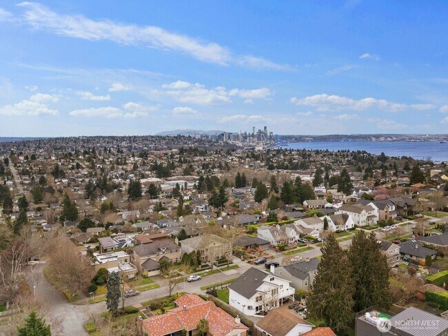 Building Photo - Exceptional Magnolia Home - Rare opportunity to live in Seattles Premier  Neighborhood