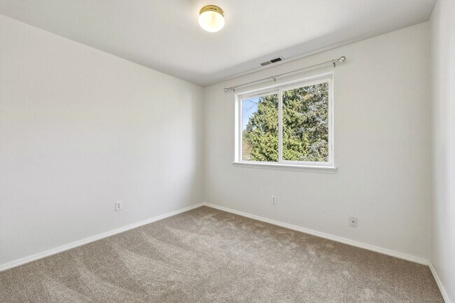 Building Photo - Move in Ready now! 3 bed 2.5ba - Olympia School District