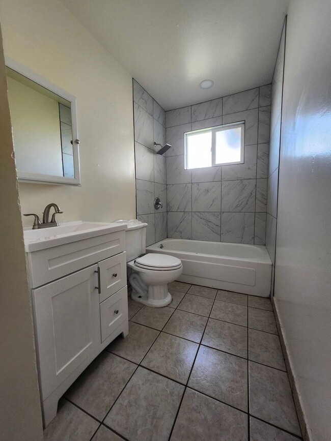 Building Photo - Charming 3-Bedroom Home in SW Visalia!