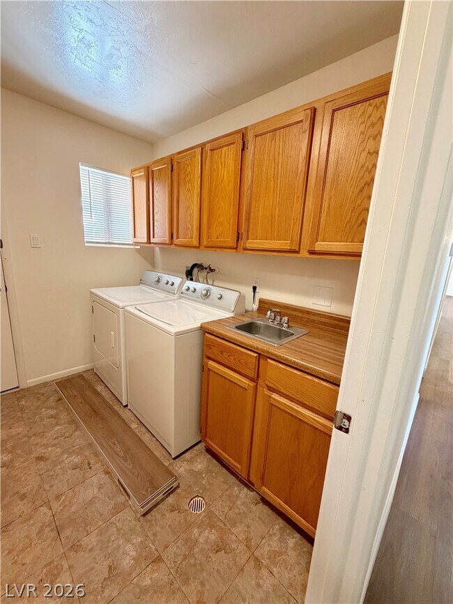 Building Photo - 1571 Turf Dr