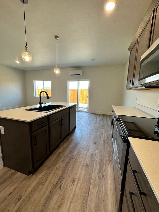 Building Photo - Gorgeous brand new build PET FRIENDLY house