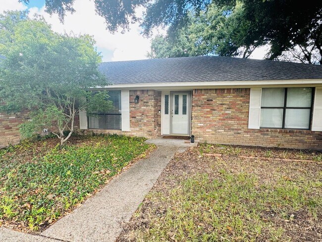 Building Photo - Amazing Midway ISD Home