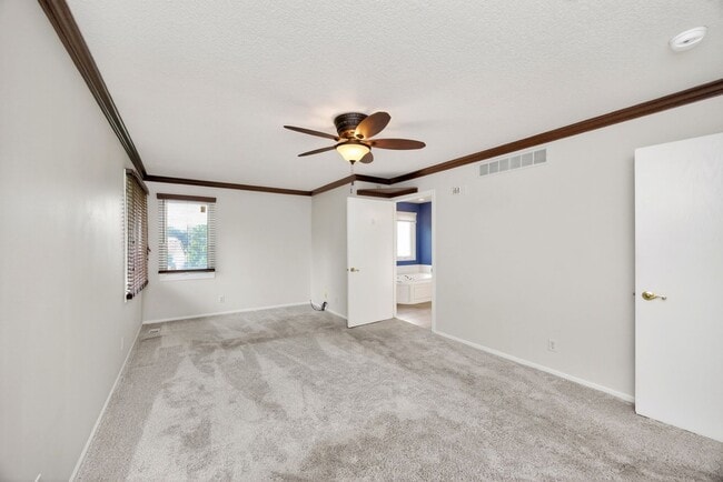 Building Photo - SPACIOUS LIVING!!  4 Bedrooms, 2.5 Bathrooms Home in Des Moines!