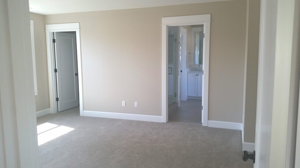 Building Photo - 286 D Ave
