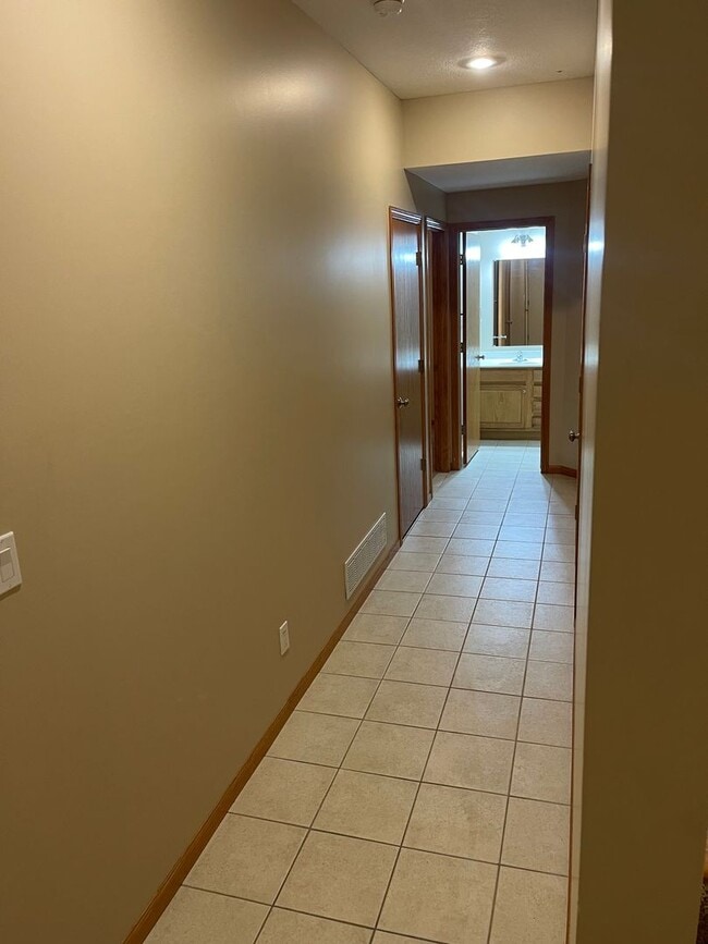 Building Photo - 27-28 Cherry Hill Ct - Hampton, IL