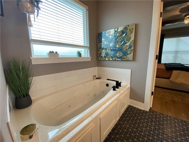 Building Photo - 300 Waterfall Ln