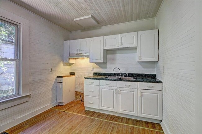 Building Photo - 294 Madison St