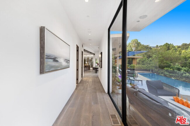 Building Photo - 727 N Beverly Glen Blvd
