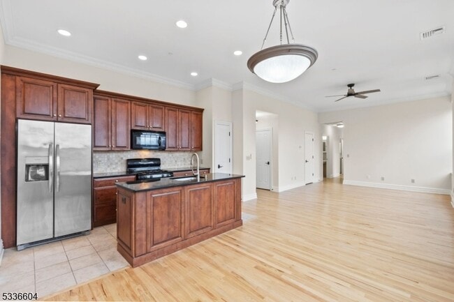 Primary Photo - 33 Forest Ave