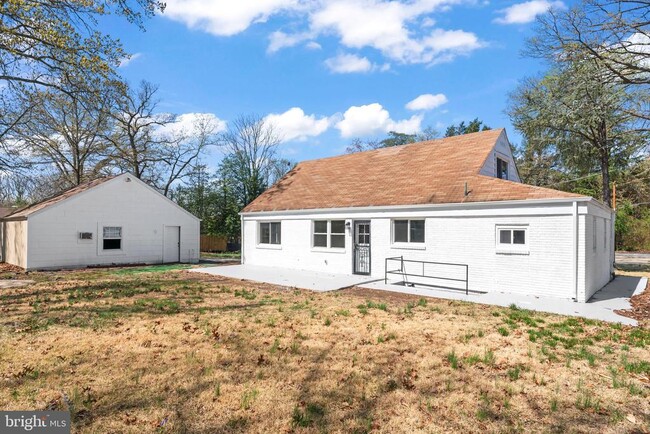 Building Photo - 5004 Barnaby Ln