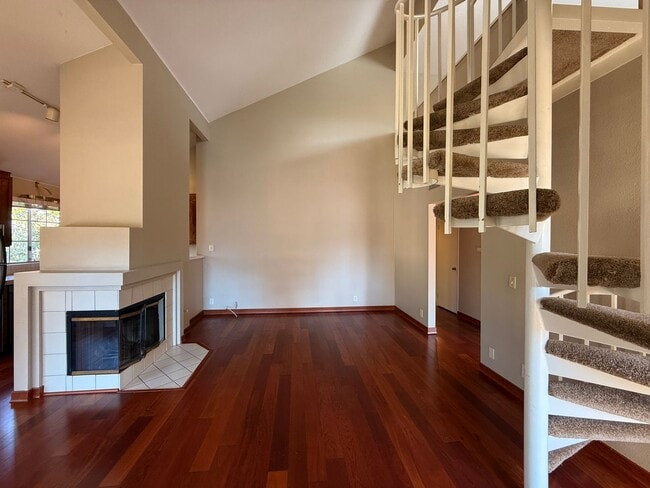 Building Photo - Bright 2BR/2BA Lofted Home with High Ceilings, Pool & 2 Parking Spaces in Clairemont!