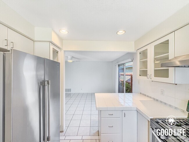Building Photo - Spacious 3BD/2BA Home in Oceanside with Large Backyard, W/D & Attached 2-Car Garage