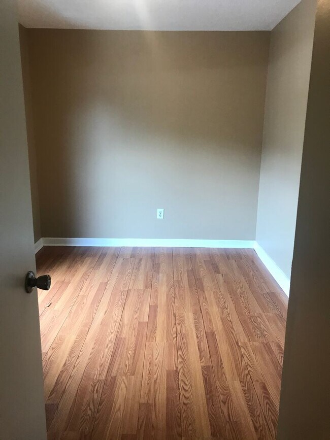 Building Photo - Lovely 3 bedroom Town Home with Fresh Paint and New Flooring Upstairs!!