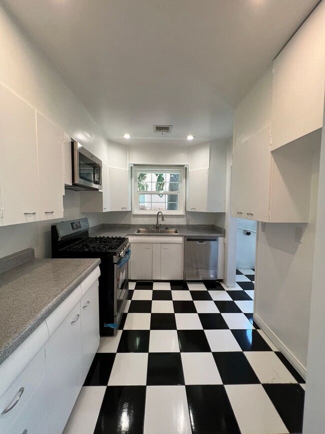 Building Photo - Adorable pool home in Sherman Oaks