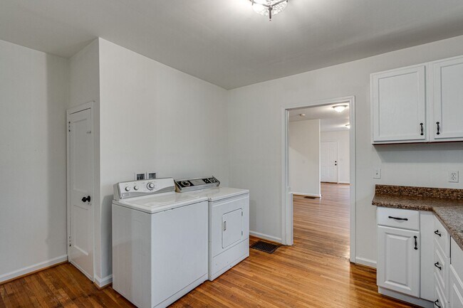 Building Photo - Two Bedroom Craftsmen for Rent!