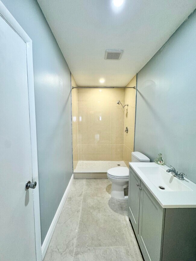 Building Photo - 382 E Royal Palm Rd