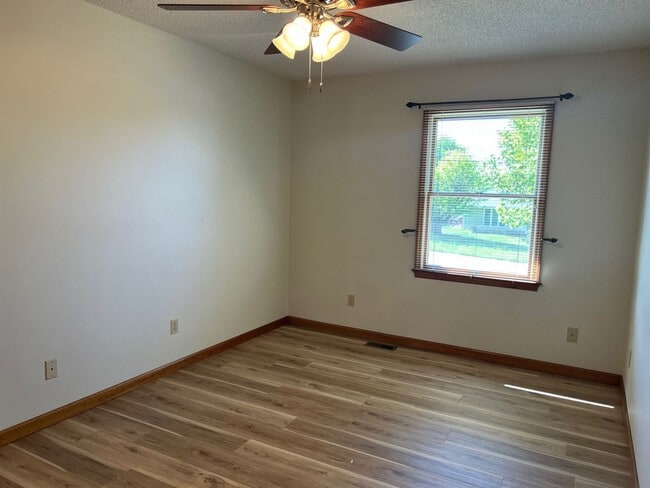 Building Photo - 3 Bedroom / 3 Bath Brick Home - Gray TN